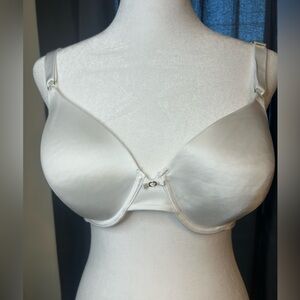 Vanity Fair Smooth Satin Underwire Bra in Cream